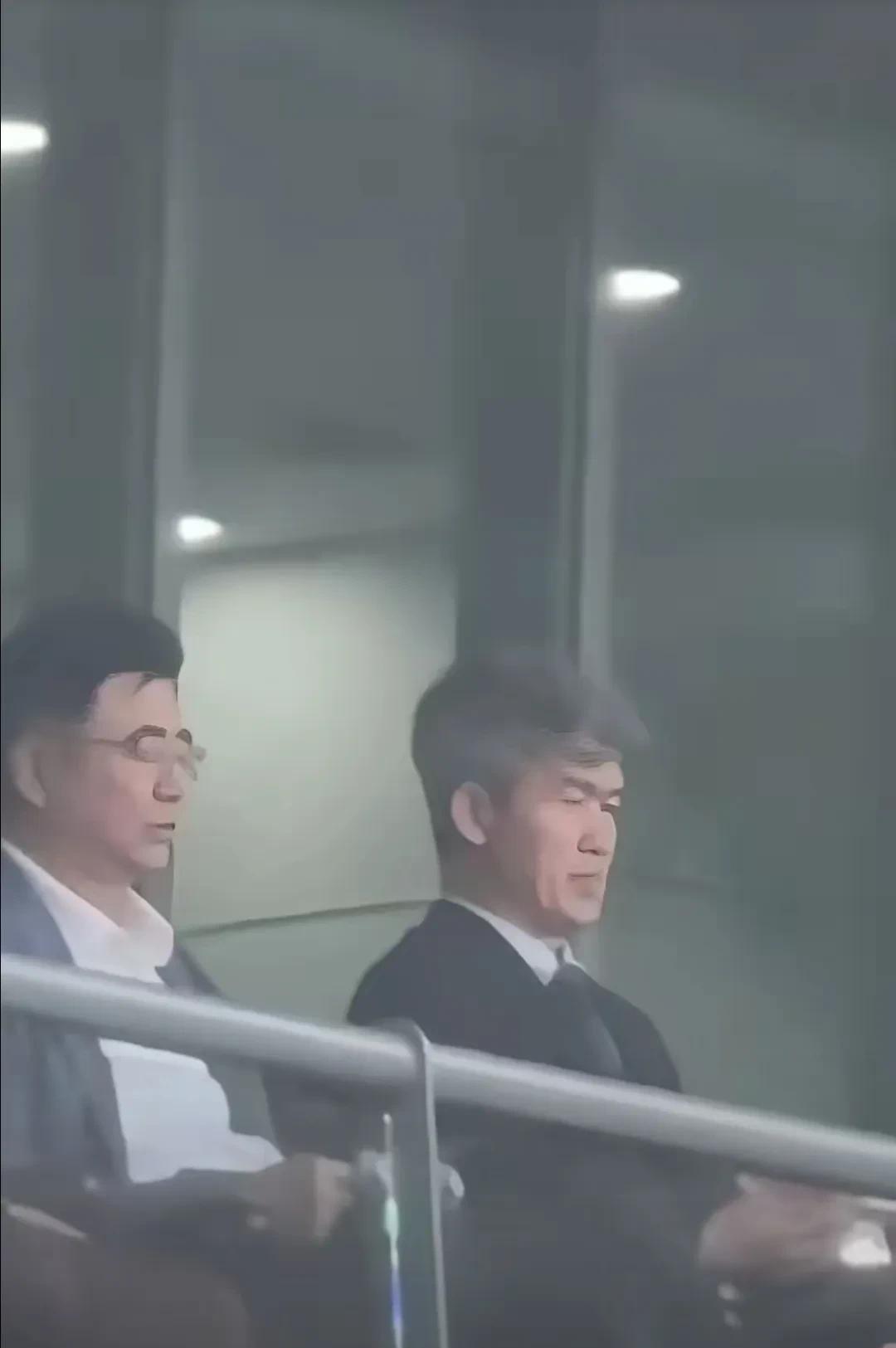 足协主席宋凯和日本足协主席现场观看中日大战的画面被拍下，只见其双眼紧闭，似乎不敢