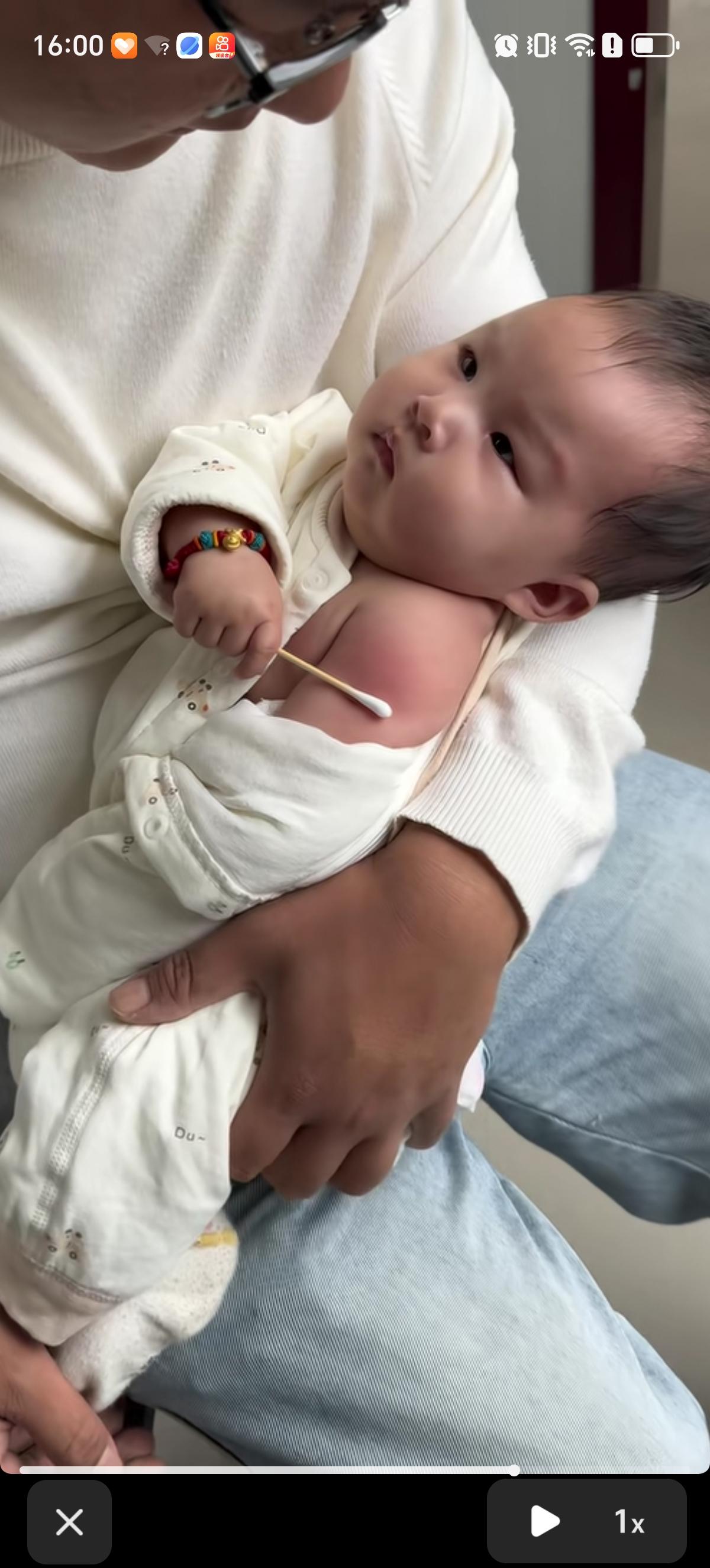 三个月宝宝打完疫苗后不哭也不闹，小手拿着棉签自己堵针眼，眼睛直直的盯着自己的爸爸
