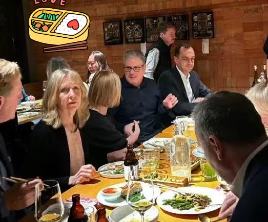 大英帝国的优越感，在三里屯碎了一地！斯塔默这顿饭吃得心惊肉跳，因为他终于看清了一