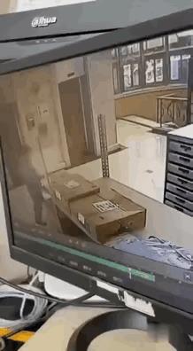 碰上这种情况，千万不可走电梯，应该往楼梯跑