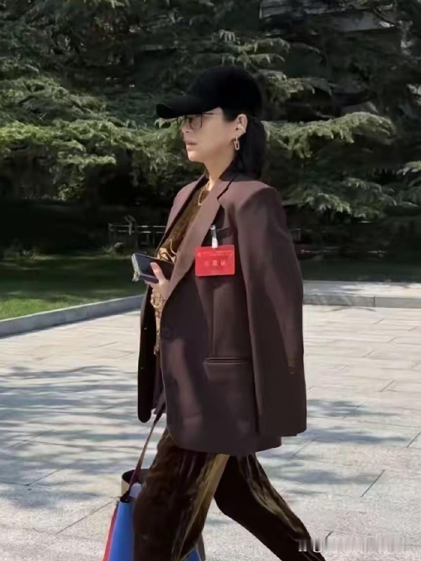 9月23日有人在北京友谊宾馆碰到章子怡，47岁状态也太好了吧！咖色外套配帽子墨镜