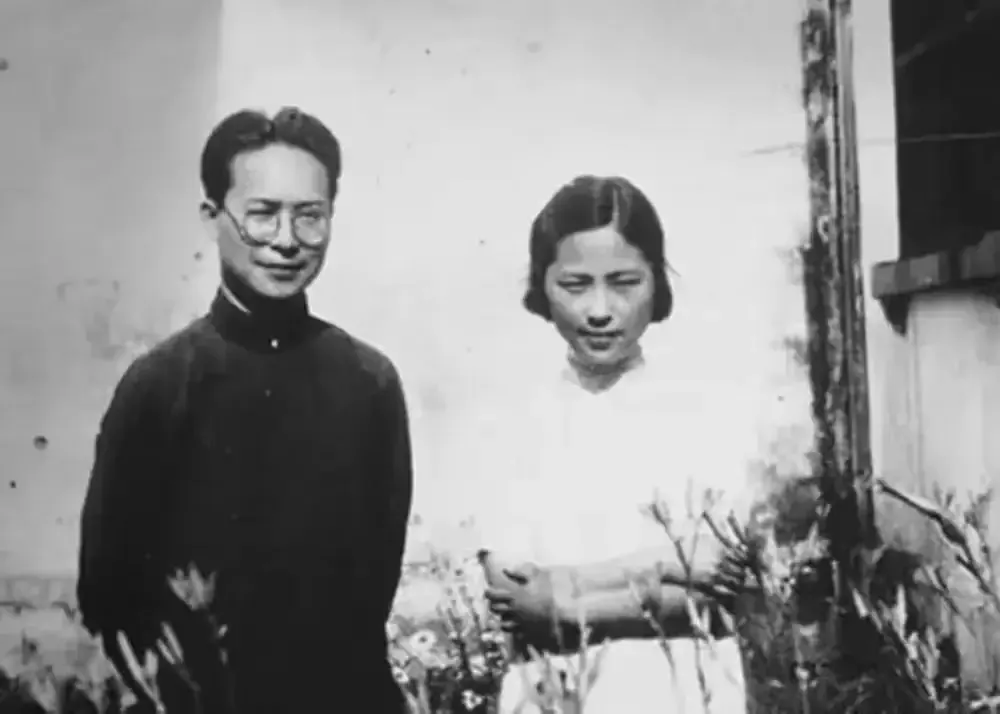 1949年，沈从文的生命走到了最黑暗的时刻。他两次尝试自杀，第一次是将手指插进电