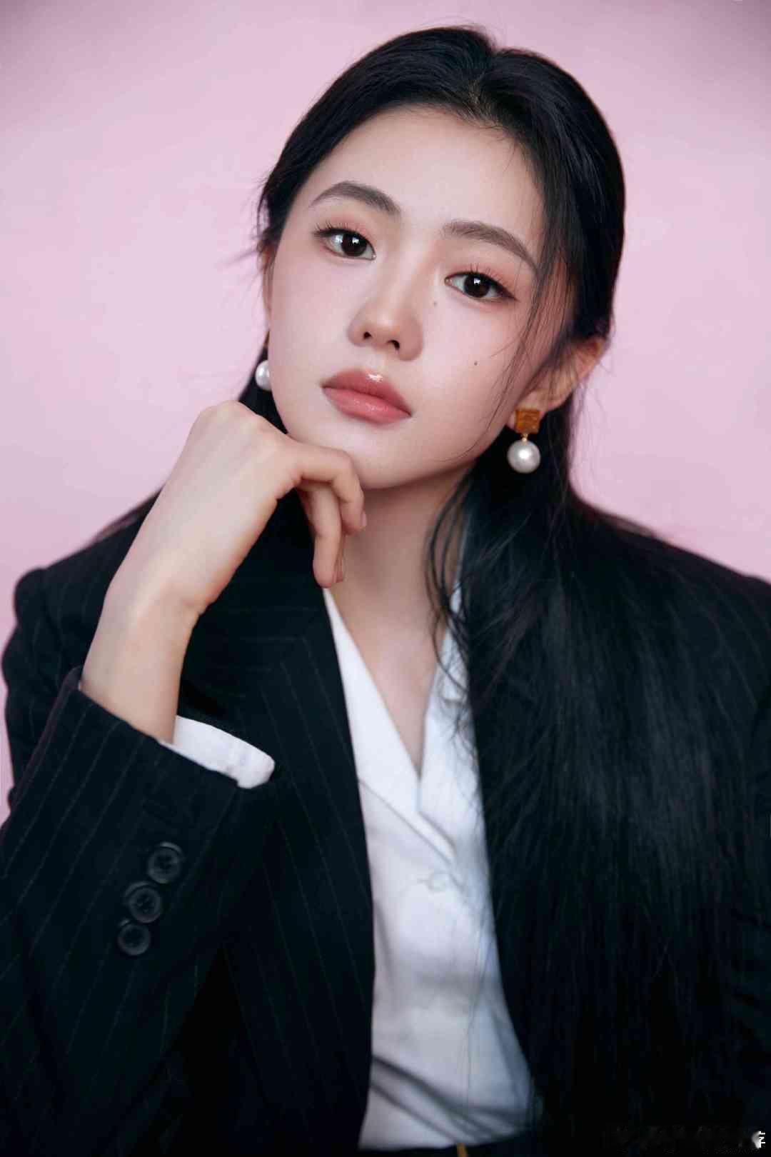 刘浩存新风格美翻了原来刘浩存状态在线的秘诀藏在护肤里！分两步修护养护肌肤，基础