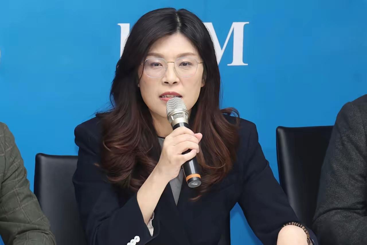 郑丽文19日在节目中表示，“不要误会，说主席怕得罪谁，我不需要得罪谁啊。我跟他们