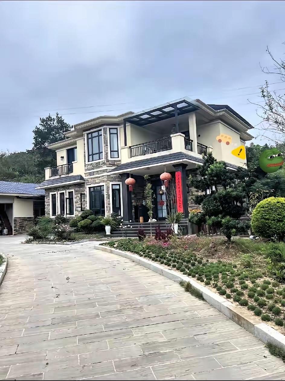 国庆回了趟老家，一个画面让我心里堵得慌。​村口停满了车，那些初中就辍学的发小，