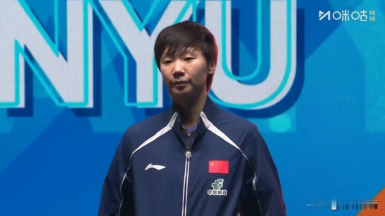 颁奖台上，王曼昱接过亚洲杯女单银牌，神情平静而严肃。这场七局苦战惜败，心里一定藏