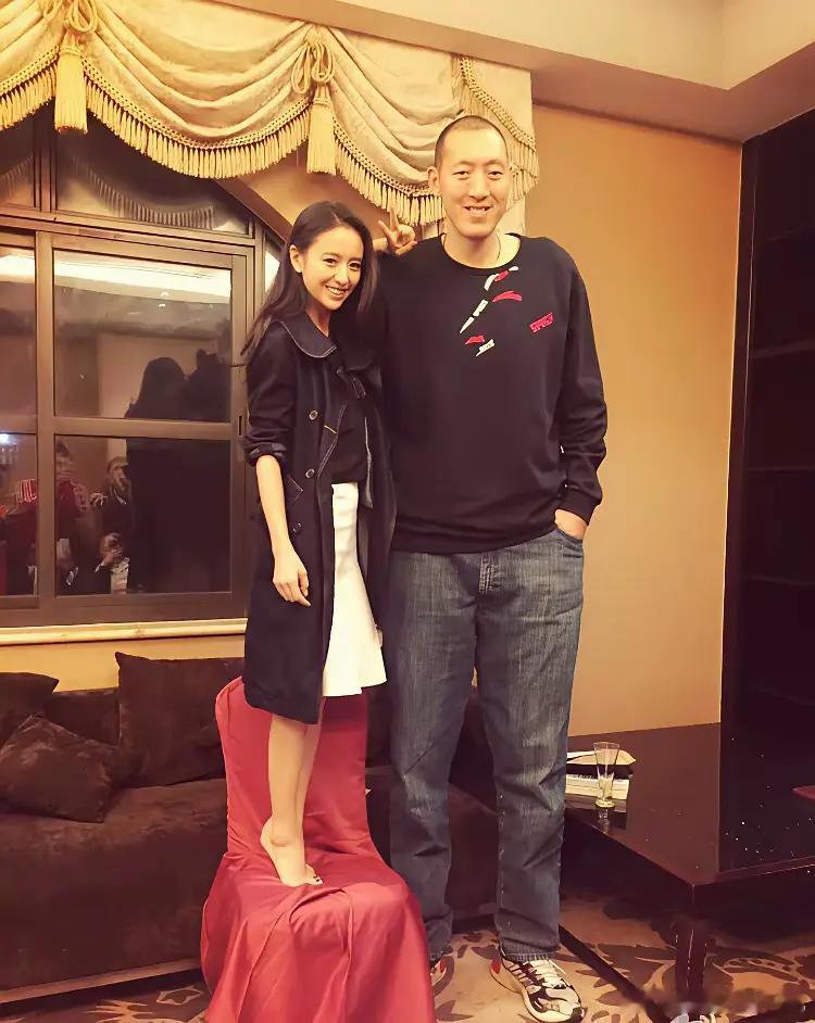 佟丽娅旁边是谁呀