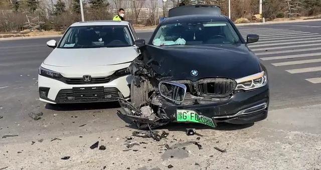 思域这安全性真是牛逼看到一个思域和大众普遍认为安全性最高的德国纯正血统5系碰撞