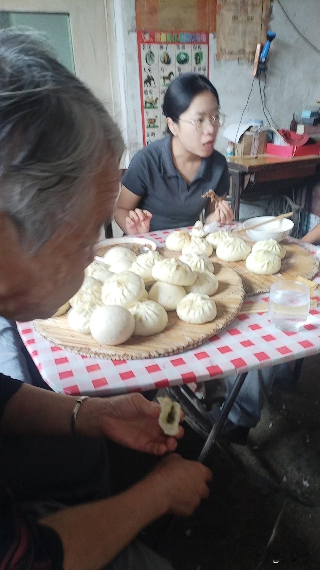 又是你一年中秋团圆是，我能和父母孩子一起，吃月饼，看月亮，人间不值得，但却是个人