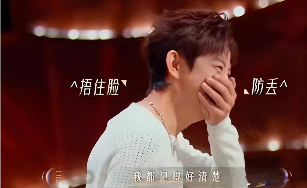 我就说何老师还不退休迟早会出事吧事情发生在最近一期的《声生不息》节目中。何炅照