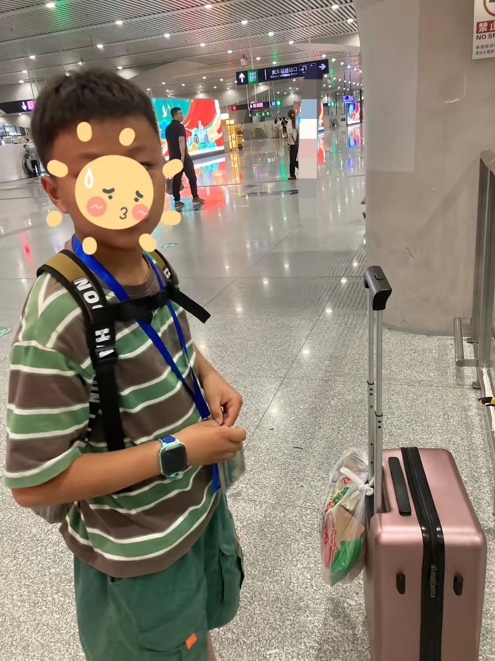 9岁的孙子，独自一个人走了60公里，倒了3次公交、地铁，来北京清河火车站接奶奶回