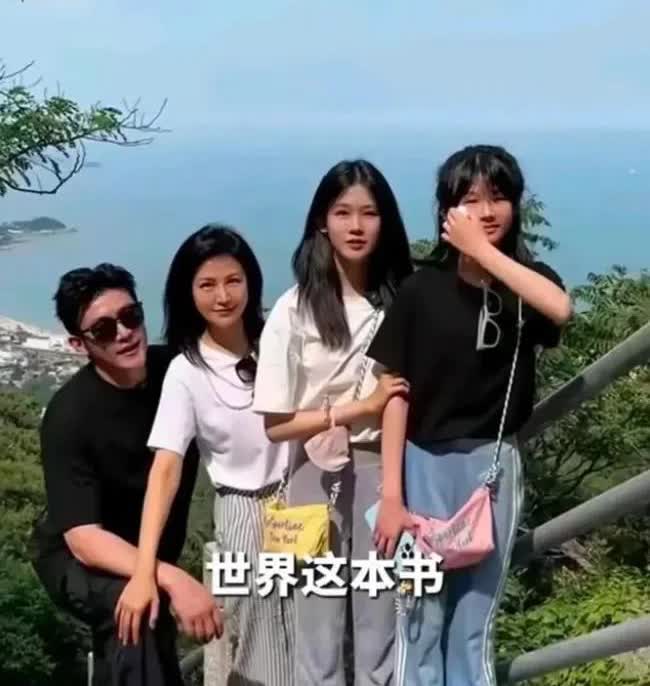 陆毅一家四口青岛旅游好惬意！两女儿一个像爸一个像妈！尤其大长腿太吸睛啦👍，大女