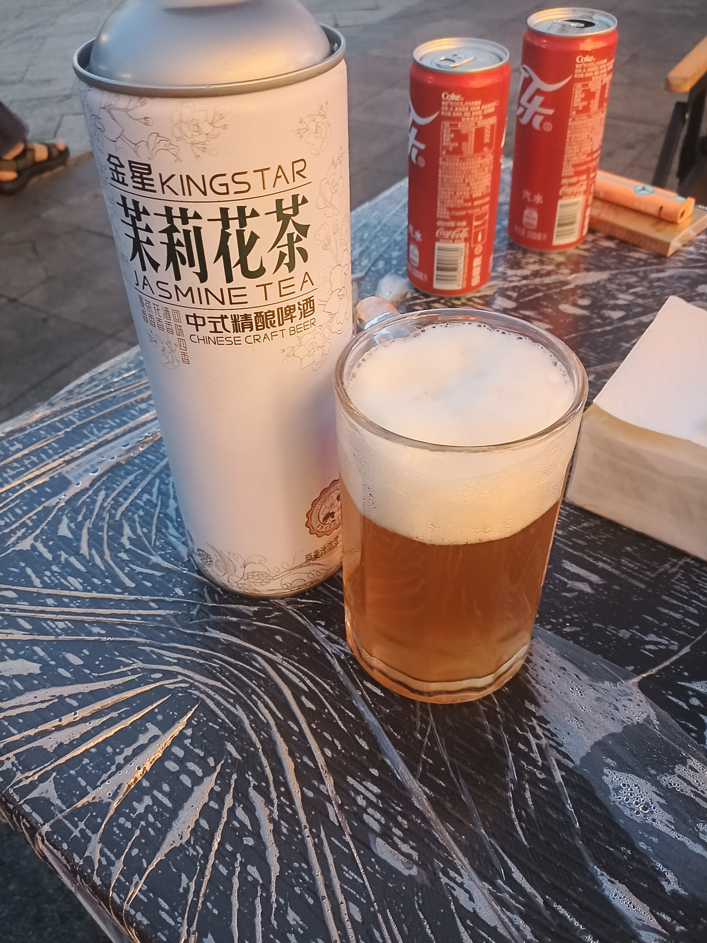 这个还挺好喝，带朋友出来吃烧烤，减脂暂停一天，我买完回来老板娘说世界杯有活动单手