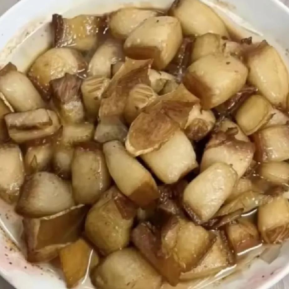 一锅全是肥肉的红烧肉！这事说起来真有点哭笑不得，就是两口子日常一句随口话，闹出了