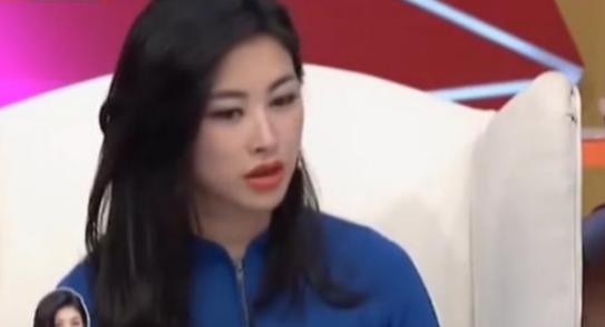 演员朱珠说：“我读书的时候，每次开家长会，我爸公司的会计、前台、秘书、司机啊，去