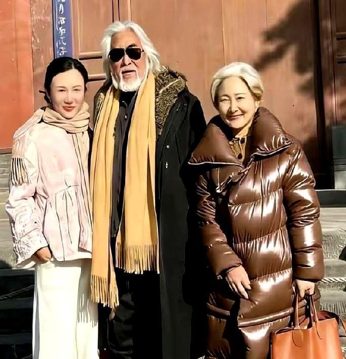 76岁张纪中，把3岁女儿塞进74岁刘晓庆怀里，老婆杜星霖就在旁边笑。你别以