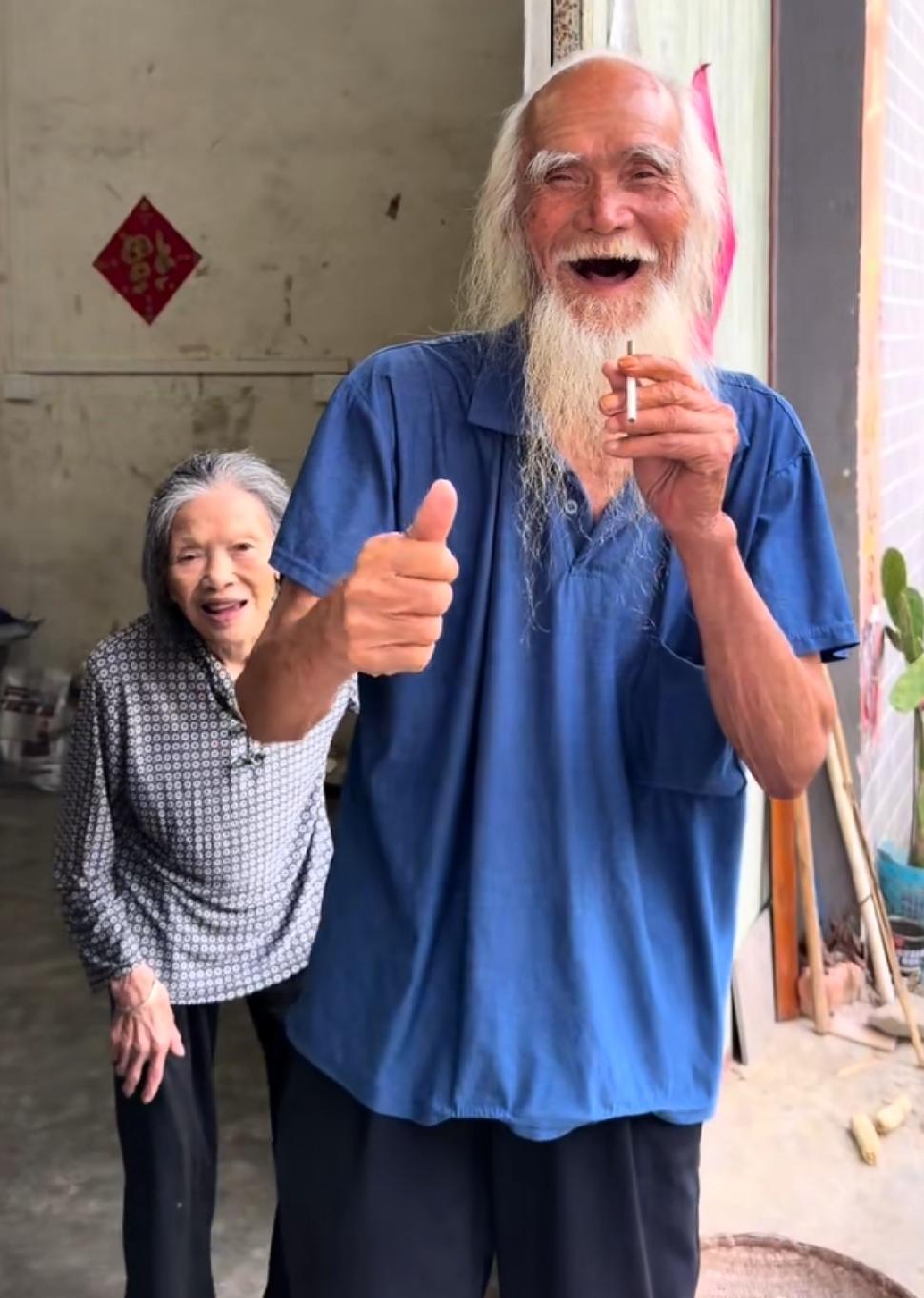 广西巴马长寿乡有对老两口，老爷爷今年105岁，老奶奶96岁。老爷爷每天抽一包烟、