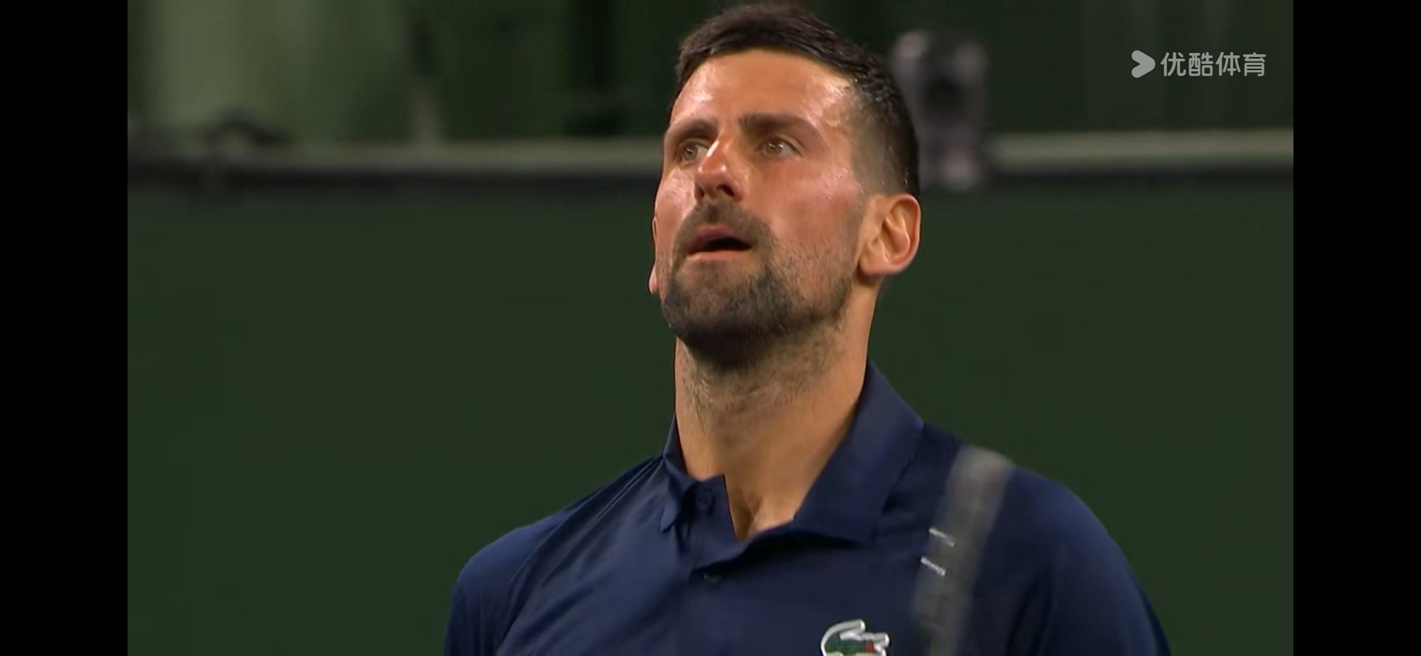 卫冕冠军德雷珀以4-6、6-4、7-6(5)险胜德约科维奇，打进印第安维尔斯大师