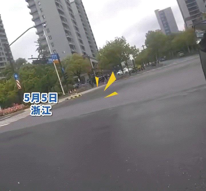 笑不活。浙江，一外卖小哥骑着车正在路口等待过马路，不料却因雨天路滑，一骑着电动车