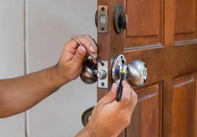 北京，男房东长时间多次联系女房客未果，找人开锁进入女房客房间查看情况，事后，女房