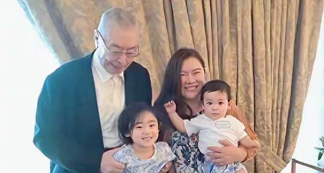 87岁刘诗昆和老婆孩子的快乐场景，儿女双全人生圆满。