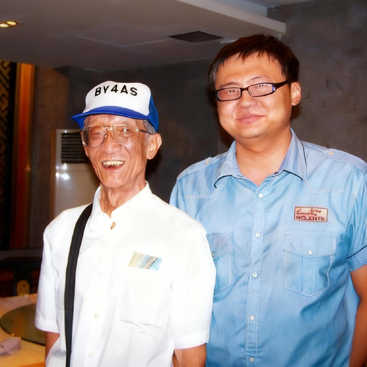 杜聿明之子杜致勇晚年，一张罕见的留影，他曾在保龄球馆打工，晚年靠着养老金度日。