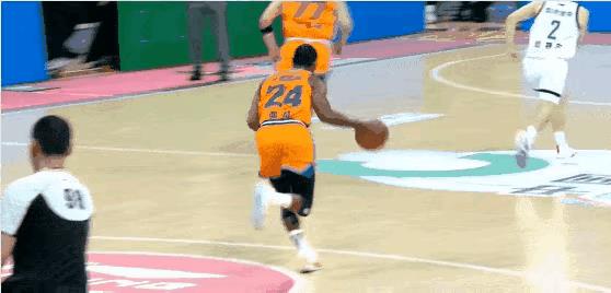 面对张镇麟这样战斧式的劈扣，估计杜峰心里发毛了。国家队突出的表现，这两天中俱杯一