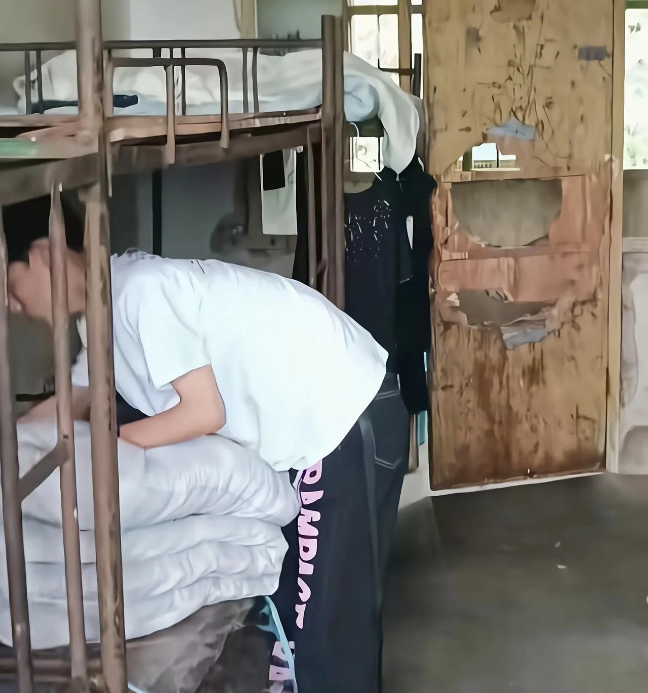 我二十多年前上初中时宿舍都比这里好！不敢想象，这都2025年了，还有环境这么差