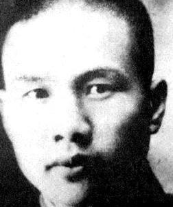 1949年，军统少将周镐遭蒋介石下令枪决，可谁曾想，十六载光阴流转，他的妻子竟手