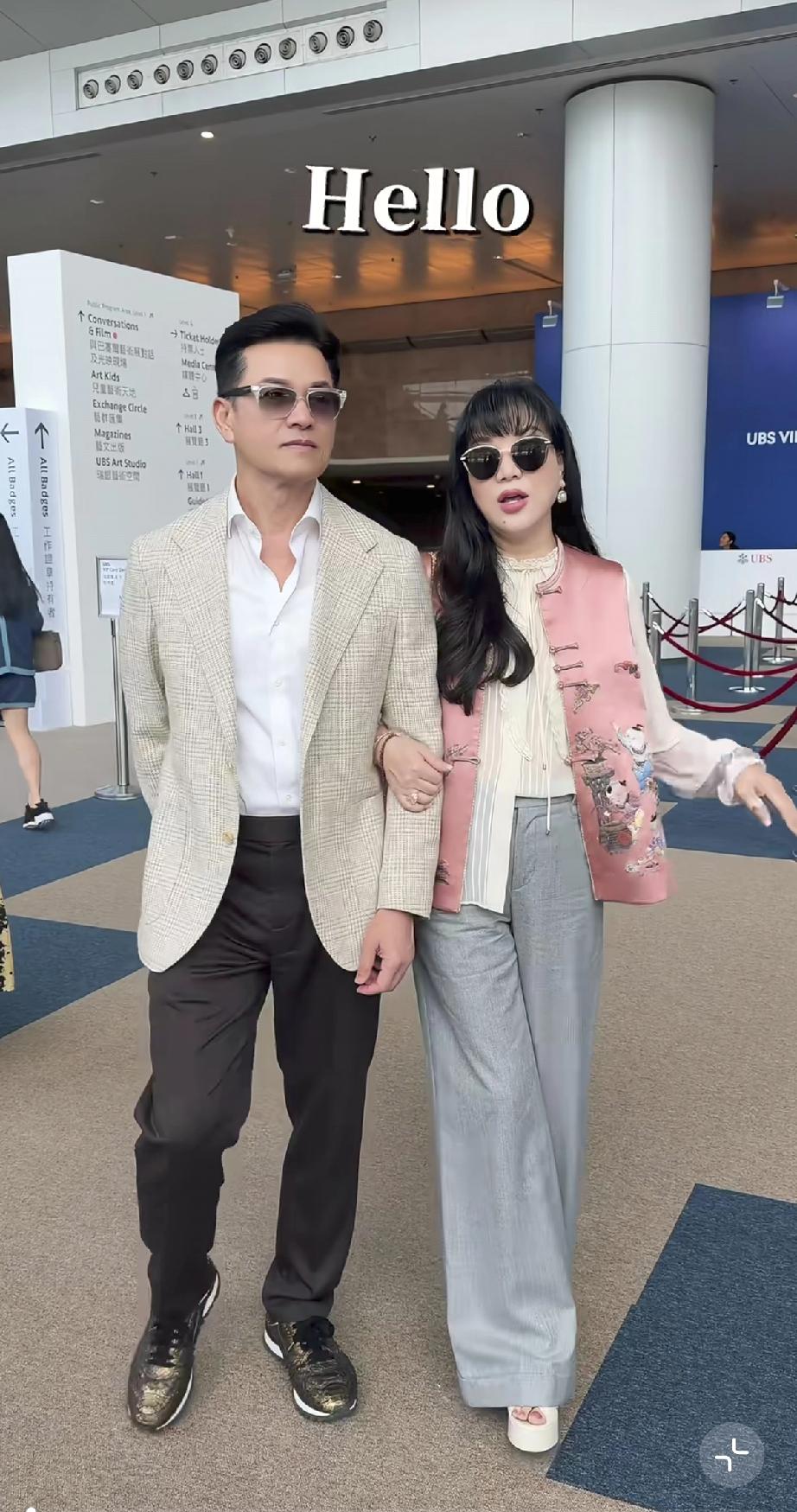 吕良伟与妻子杨小娟一起香港参展，杨小娟打扮真像亿万富婆!3月25日，不老男神