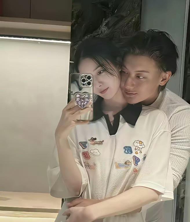 黄子韬对徐艺洋的喜爱是发自内心的本能反应，这种情感纯粹而热烈。而徐艺洋在感情中始