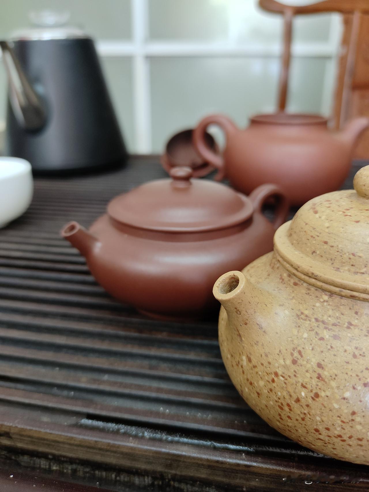 紫砂壶嘴把和壶身质感不一样？一张对比强烈的微距照片。左边：一把优质紫砂壶的壶嘴