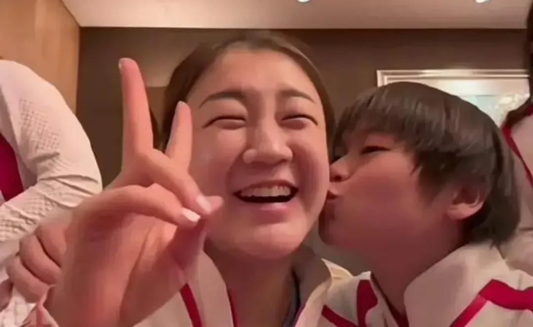 全红婵夸陈梦撕拉风写真漂亮，结果陈梦发了亲亲的表情包。我不查不知道，一查吓一跳