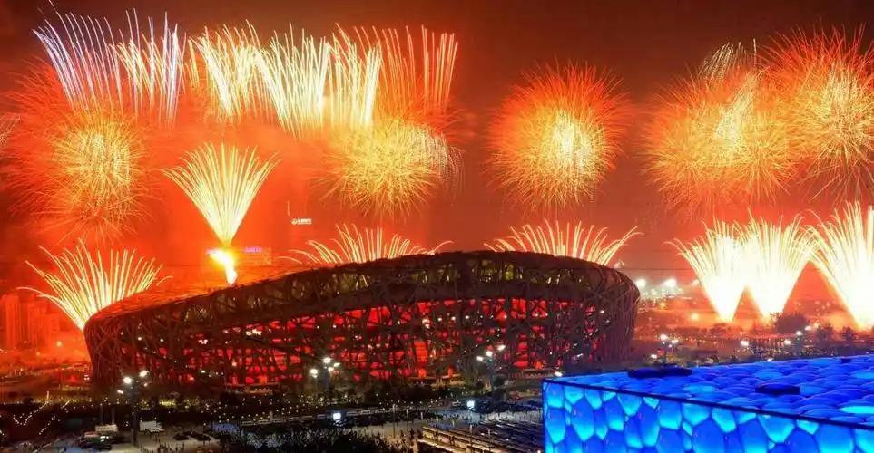 国际奥委会估计肠子都悔青了。当年给北京申奥设下的重重关卡，本想着给这个东方城市“