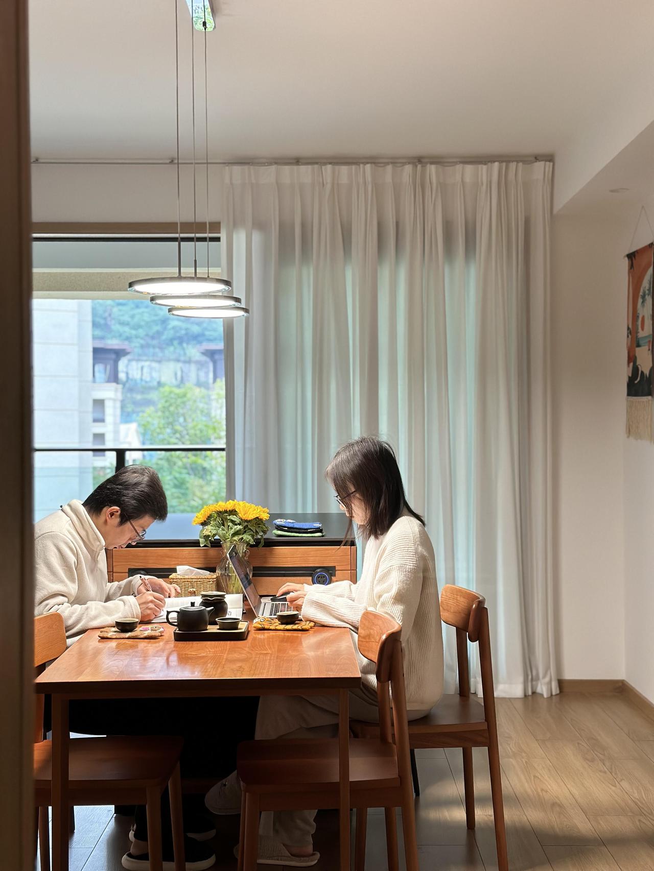 重庆一女子，时不时会晒出自己家的照片，结婚12年，她家建面140㎡，套内122㎡