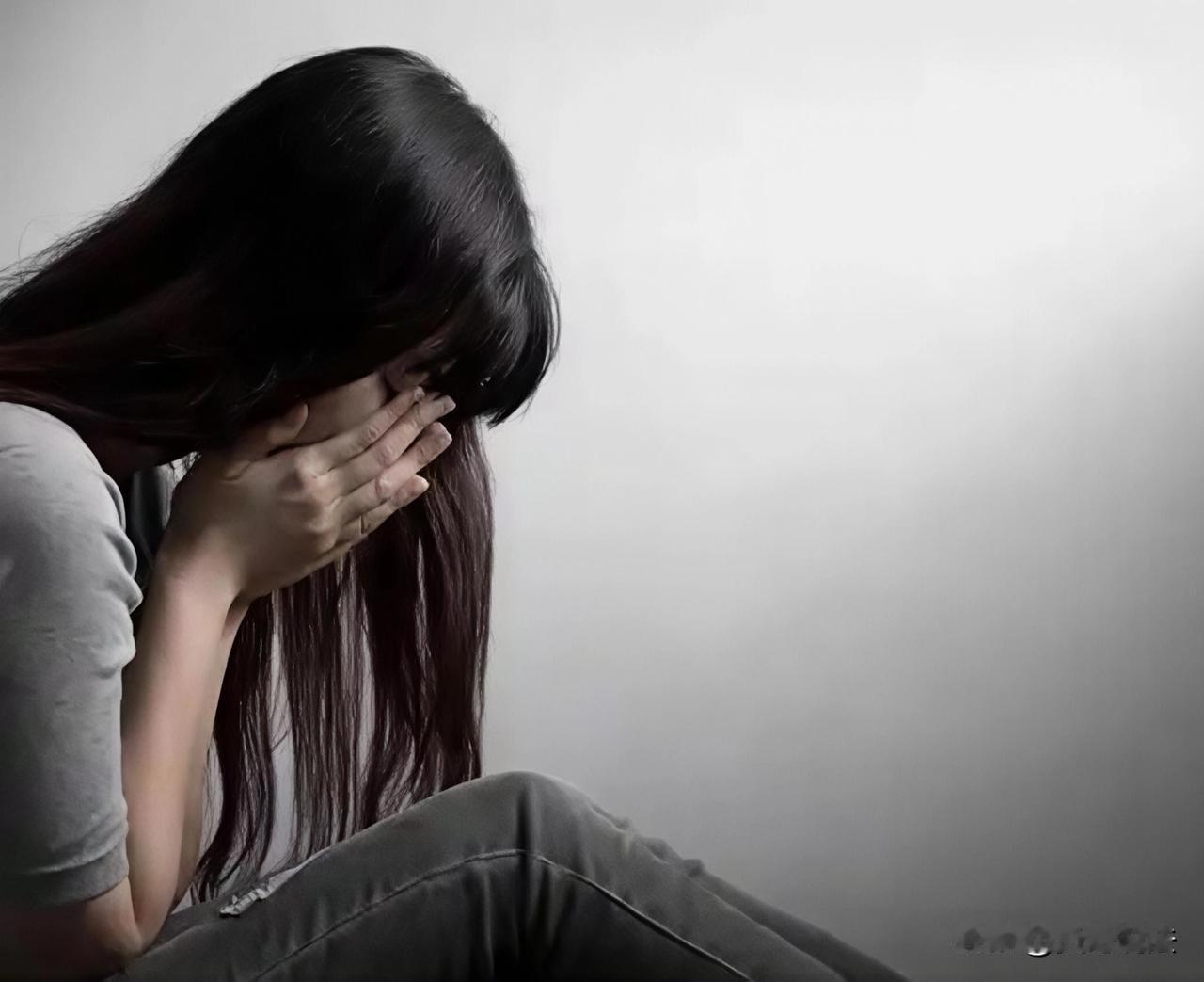 河北，一女子在与男友网恋期间，与其他男子开房。之后，女子向男友提出分手，男友立刻