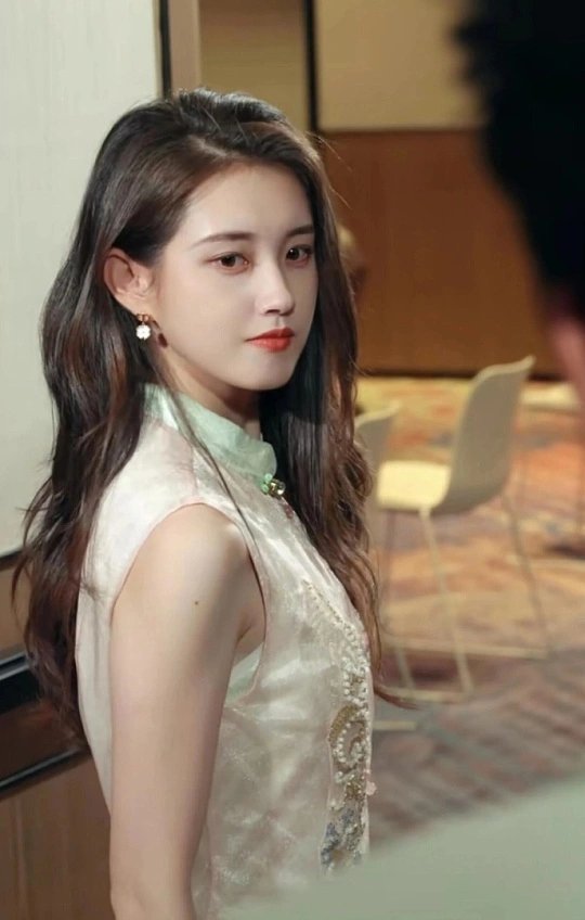 郭宇欣21年中戏毕业照这组21年的中戏毕业照里，郭宇欣的模样满是青春独有的澄澈与