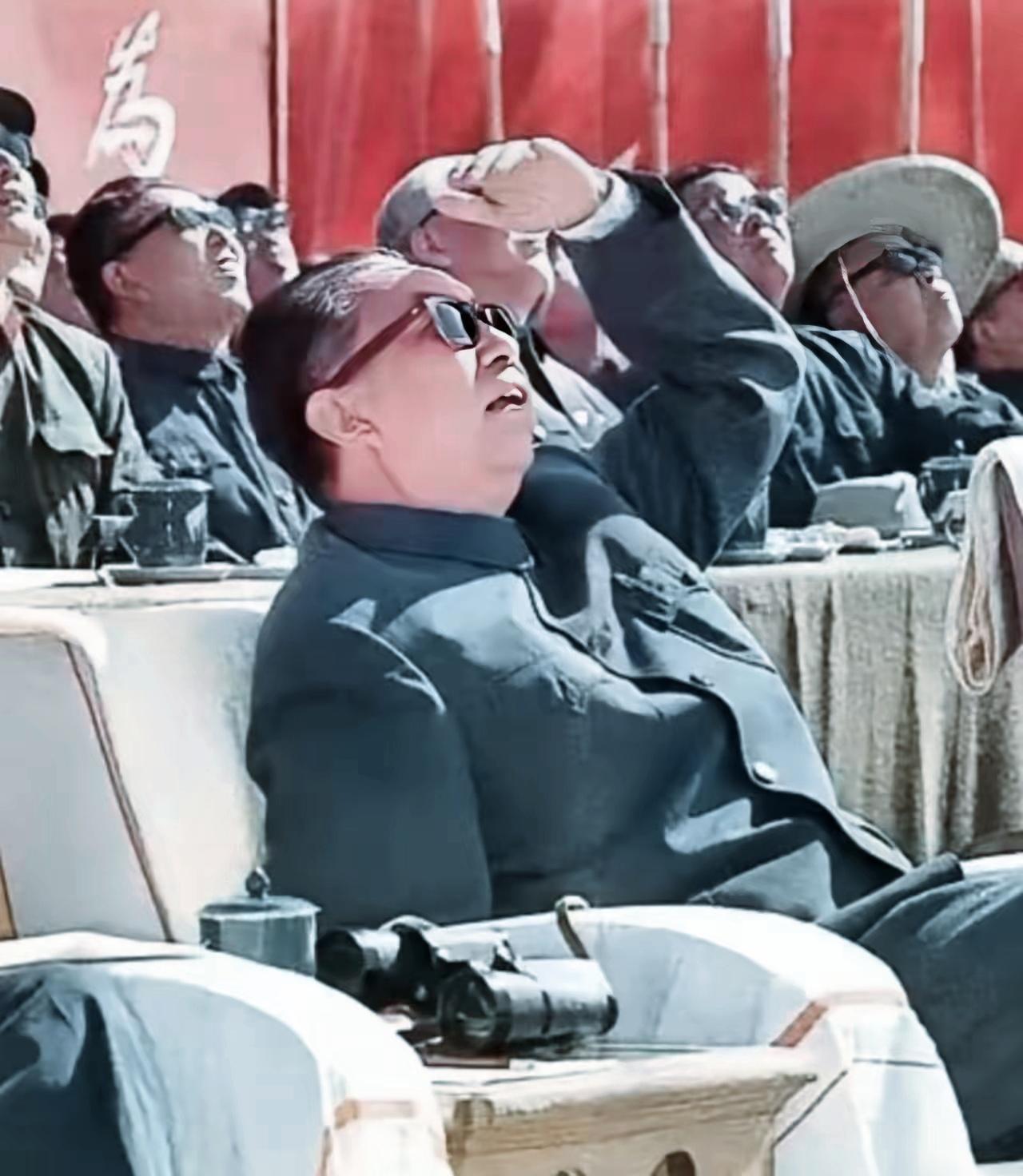 高光时刻：华主席戴上墨镜观看人民空军飞行表演…华伟人受阅飞机国庆节看飞机