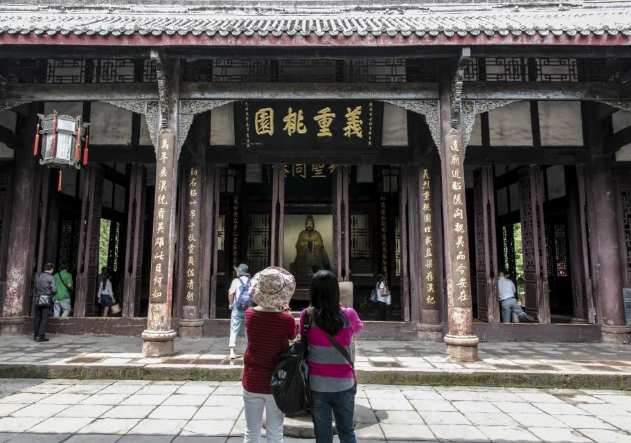 满足儿子看历史小说和游戏中实景的愿望：游览武侯祠、青羊宫、杜甫草堂！原来知道