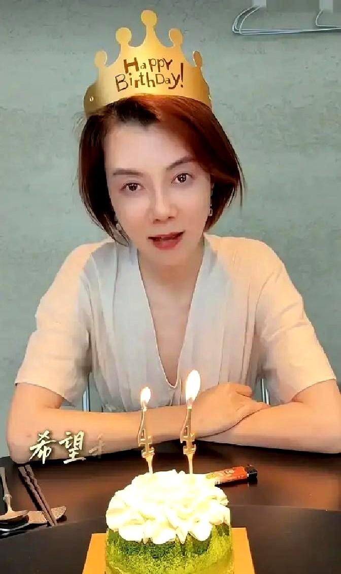 车晓44岁生日那天，在顺义的三层别墅里，用一锅中午剩的。当年她嫁山西首富，婚礼