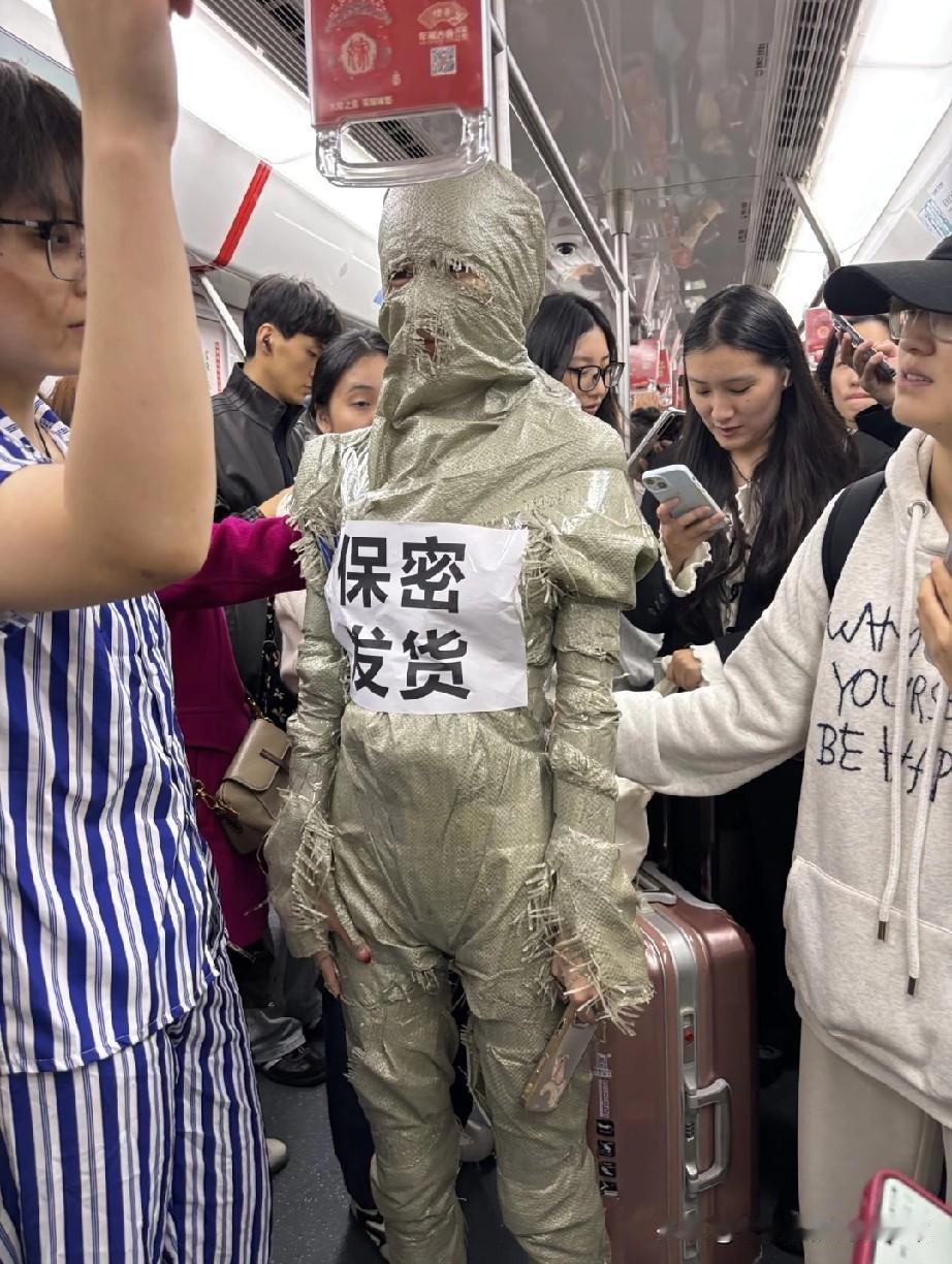 杭州地铁惊现麻袋人!这波操作太疯癫,最后被警察带走了杭州这波真的玩太花了!