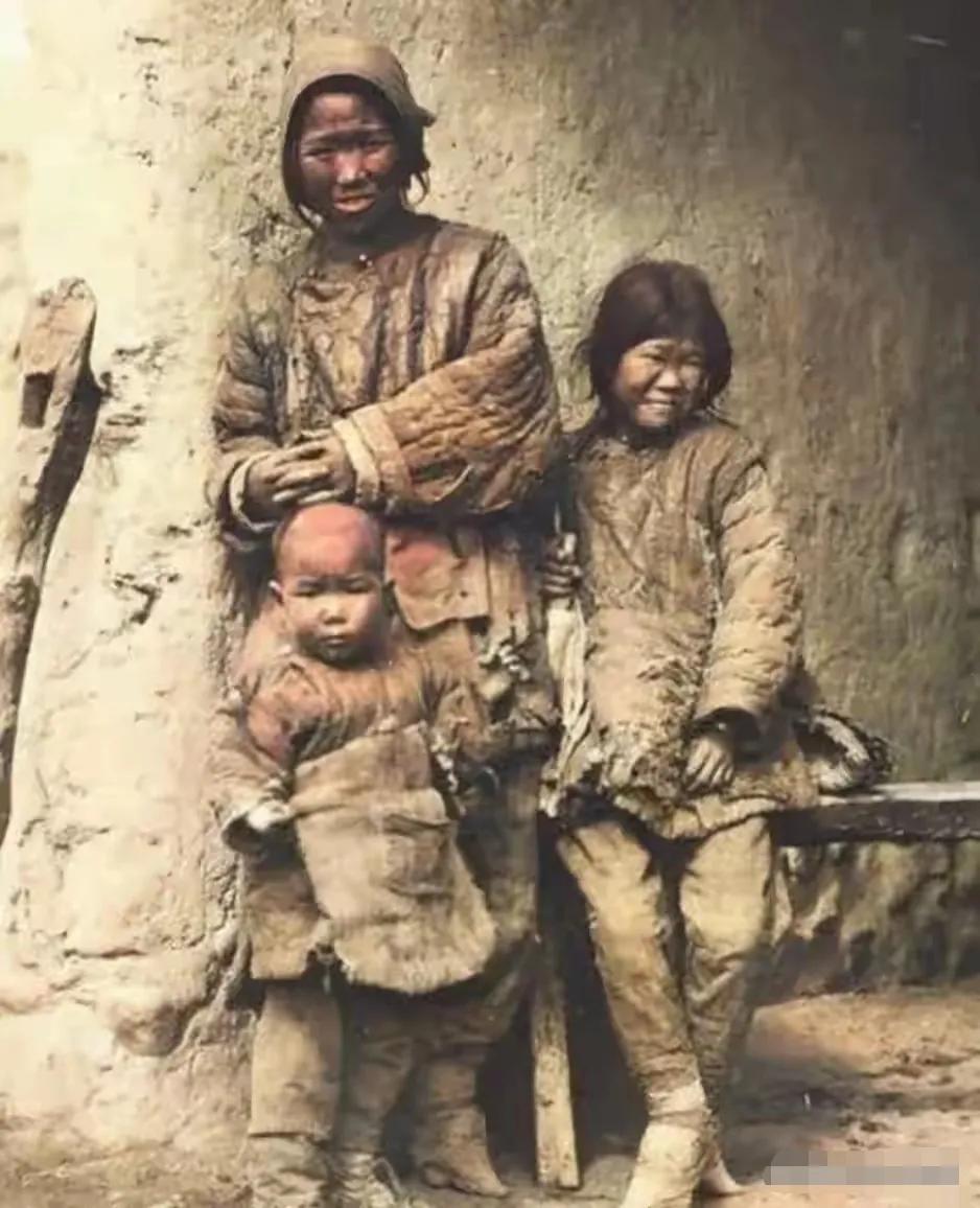清朝末年，中国底层农民的生活极为艰难困苦。用“衣着褴褛”来形容他们的穿着，再合适