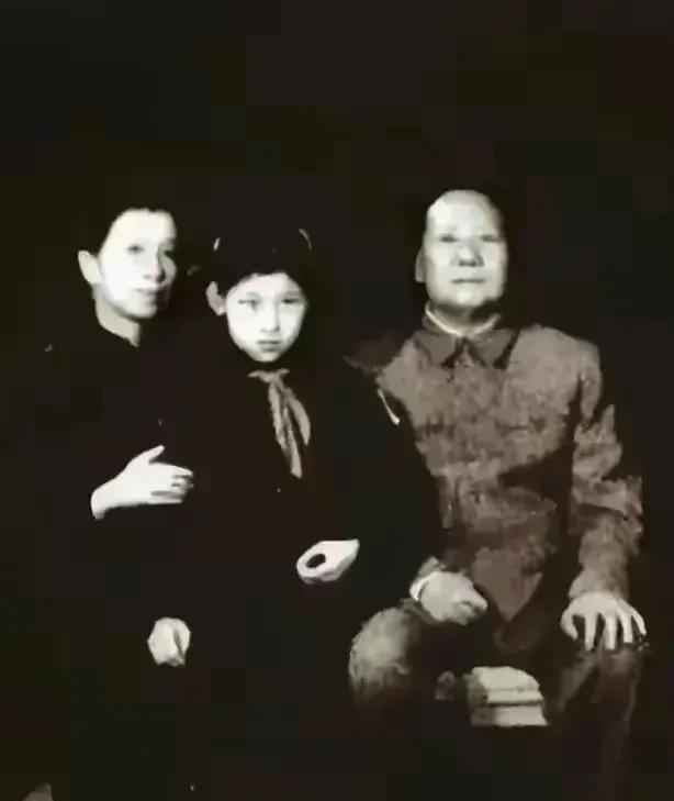 在一张珍贵的老照片里，毛主席与小女儿李讷温馨相依。李讷脖子上鲜艳的红领巾格外夺目