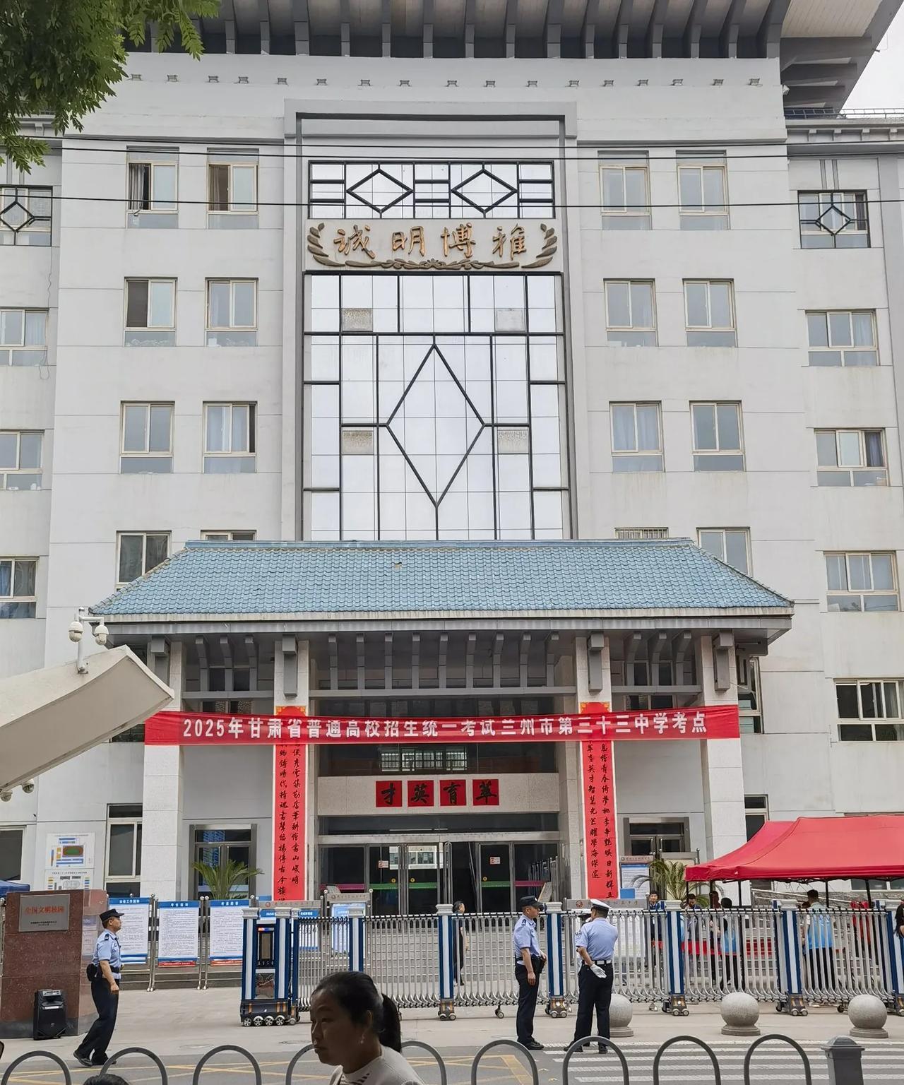 这几天，大学里收破烂的该赚翻了！一个家长说，他们家的孩子在外地上学，大四毕业即将