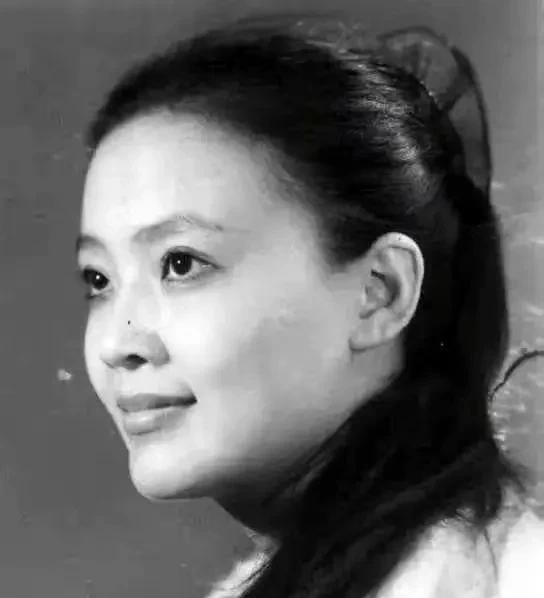 1976年，张兰18岁那年，对汪玺一见钟情，那时候汪心里还有个白月光，但是张兰不