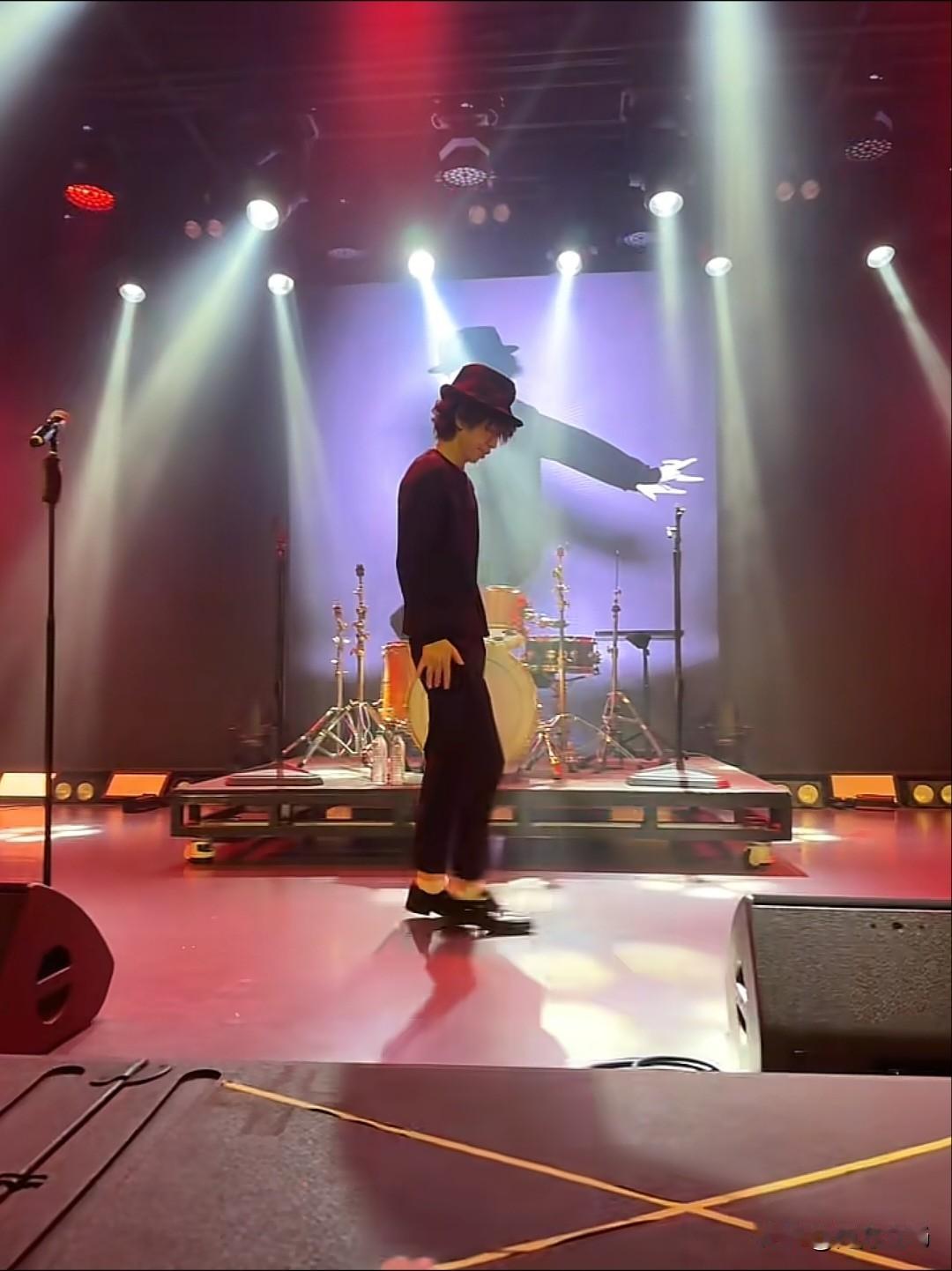 庞麦郎老师虽然唱歌跑调被全网调侃，但人家心里一直住着个迈克尔·杰克逊！你看他全国