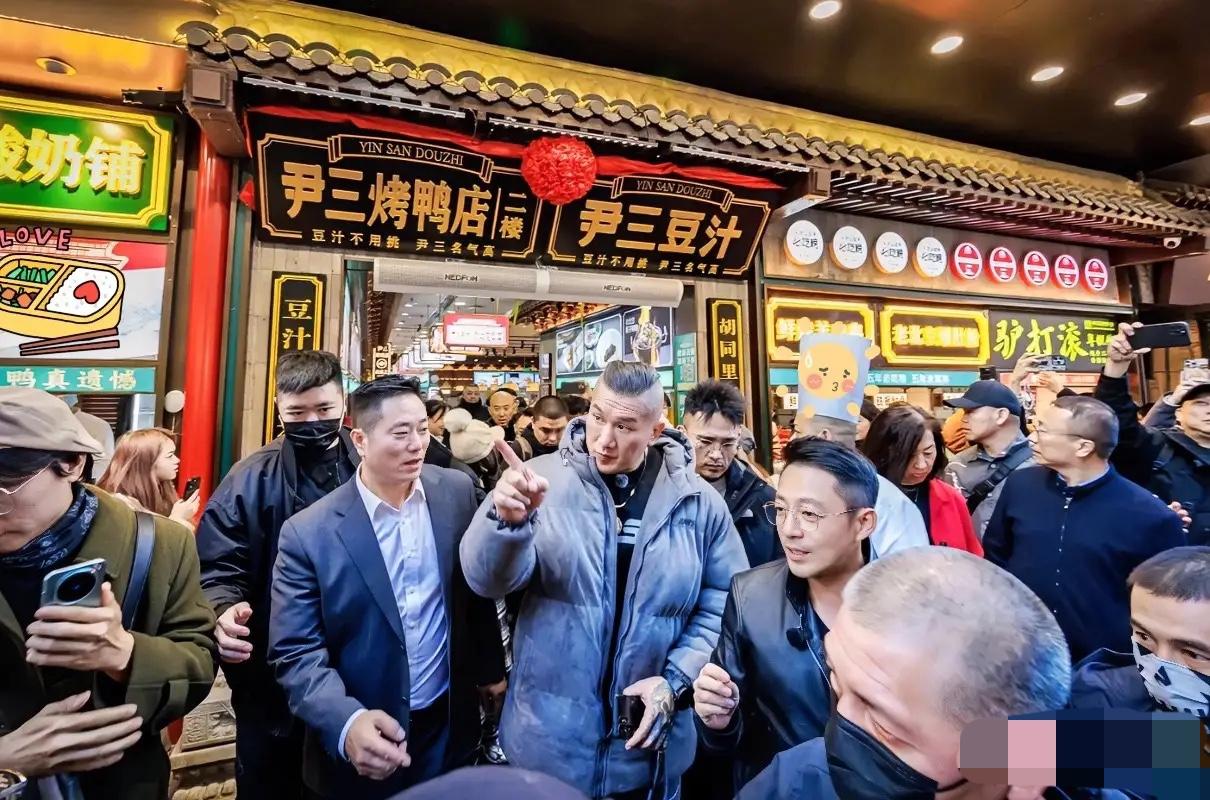 不知道有一个细节大家发现了没有，你看汪小菲和馆长一起走的时候，总是比馆长慢半