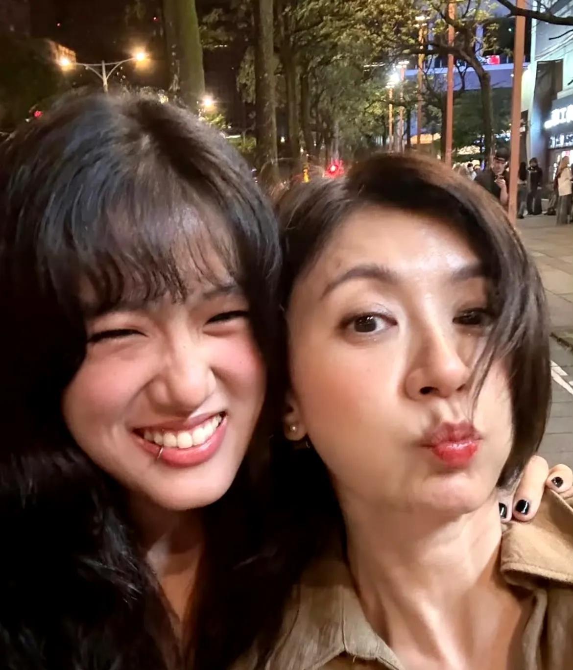 贾静雯晒合影发文庆祝大女儿梧桐妹20岁的生日，而女儿梧桐妹正忙着跟一群朋友庆祝生