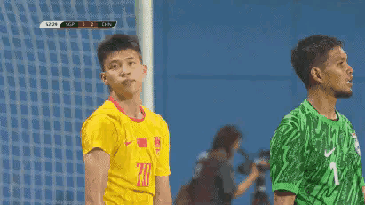 在今天中国男足客场挑战新加坡男足的友谊赛中，发生了极具争议性的一幕。当时比赛进行