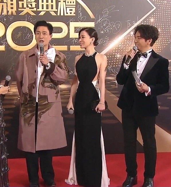 今天佘诗曼和黄宗泽一起出席颁奖典礼，两位站在一起显得很般配，像一对年轻的情侣。